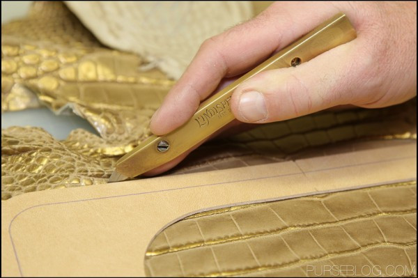 Để được tham gia vào quá trình làm túi xách Chanel, người thợ phải học rất nhiều năm.