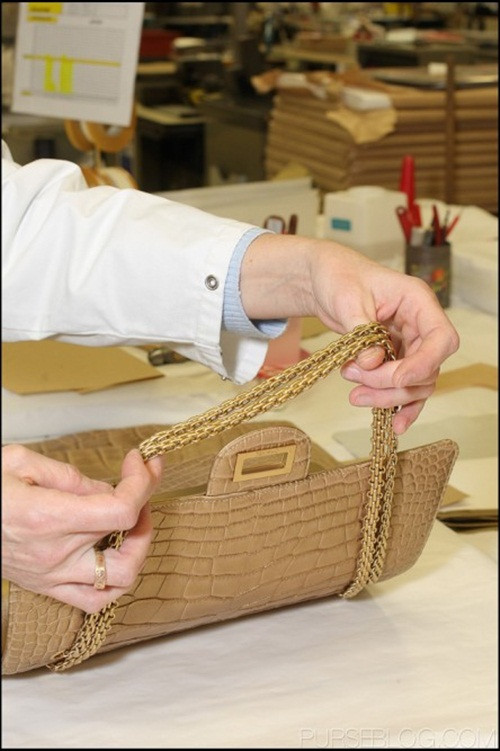 Điều này lý giải phần lớn người lao động tại các cơ sở sản xuất của Chanel đều có trung bình 15 năm kinh nghiệm.