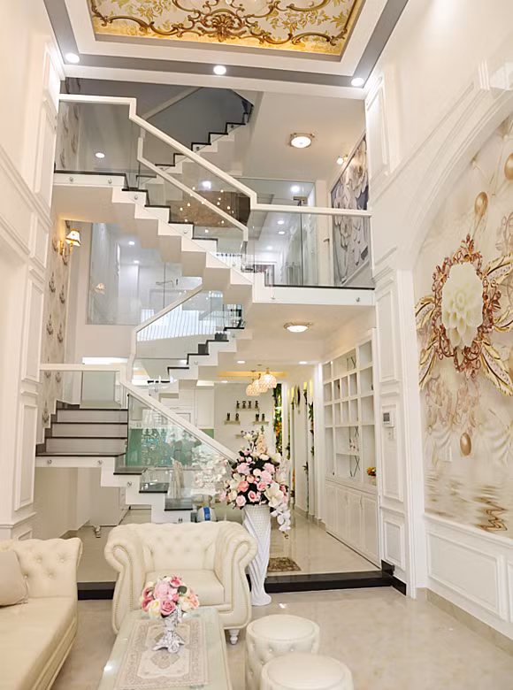 Ngôi nhà có diện tích 67m2, gồm một tầng lửng, hai tầng lầu và một tầng thượng. Ảnh: Ngoisao.net.