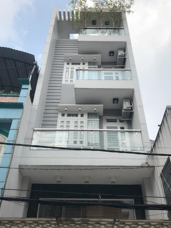 Trước khi mua căn nhà sang trọng này, người mẫu Vũ Hoàng Việt sống trong một căn nhà khác đơn giản hơn. Ảnh: Dân Việt.