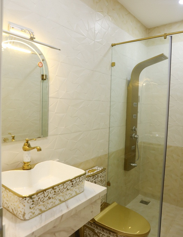 Một số chi tiết trong phòng tắm đều được mạ vàng. Ảnh: Ngoisao.net.