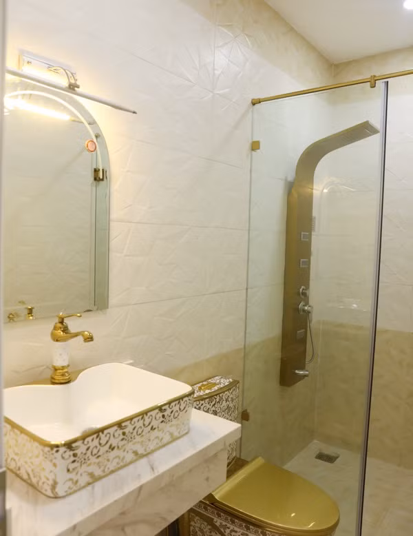 Một số chi tiết trong phòng tắm đều được mạ vàng. Ảnh: Ngoisao.net.