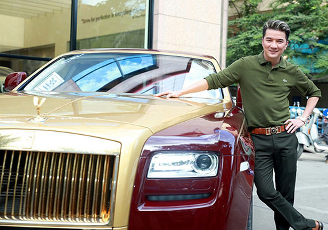 Trong bộ sưu tập xe hơi của Đàm Vĩnh Hưng, gây chú ý nhất là chiếc siêu xe Rollys-Royce Ghost được mạ vàng khoảng 40 tỷ đồng.