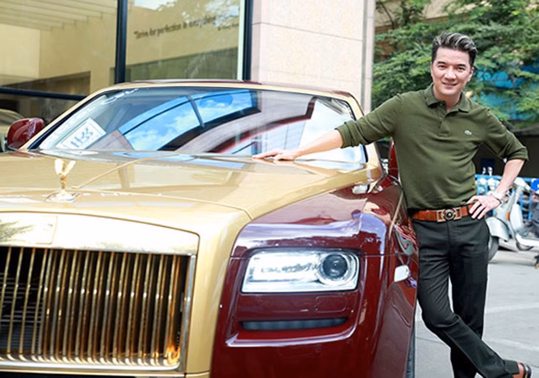 Trong bộ sưu tập xe hơi của Đàm Vĩnh Hưng, gây chú ý nhất là chiếc siêu xe Rollys-Royce Ghost được mạ vàng khoảng 40 tỷ đồng.