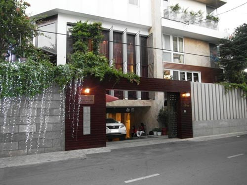 Đây là mẫu biệt thự 4 tầng 2 mặt tiền theo phong cách hiện đại kết hợp với phong cách cổ điển.