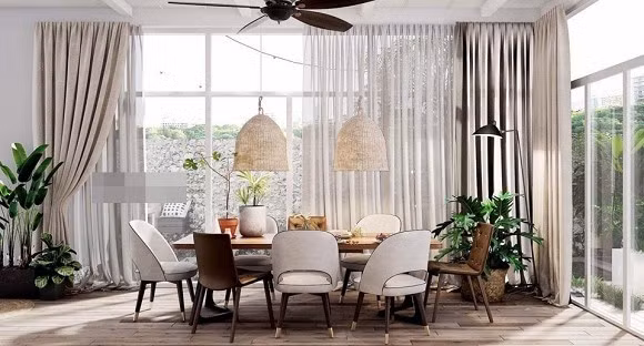 Phòng ăn rộng rãi, tường được thay thế bằng những tấm kính cường lực mang ánh sáng rọi khắp căn phòng.