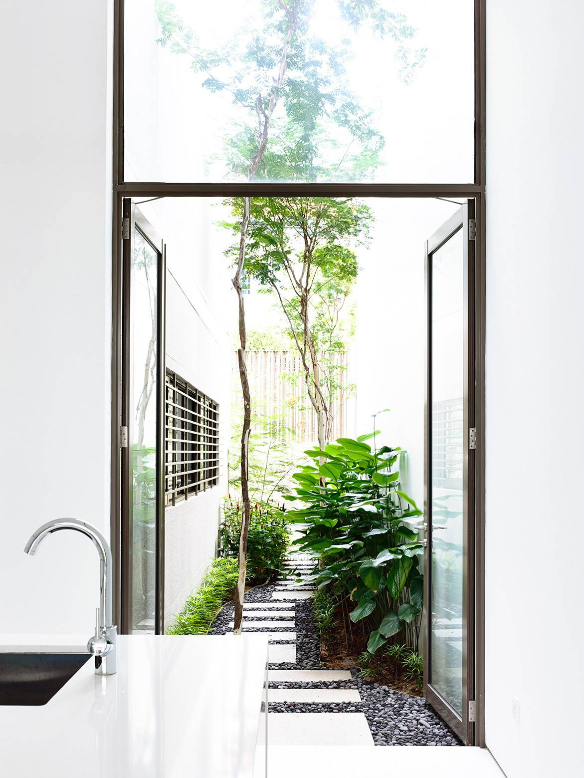 Tuy nhiên, khoảng thông tầng lộ thiên liên kết tầng 2 và 3 mới là điểm nhấn của ngôi nhà.