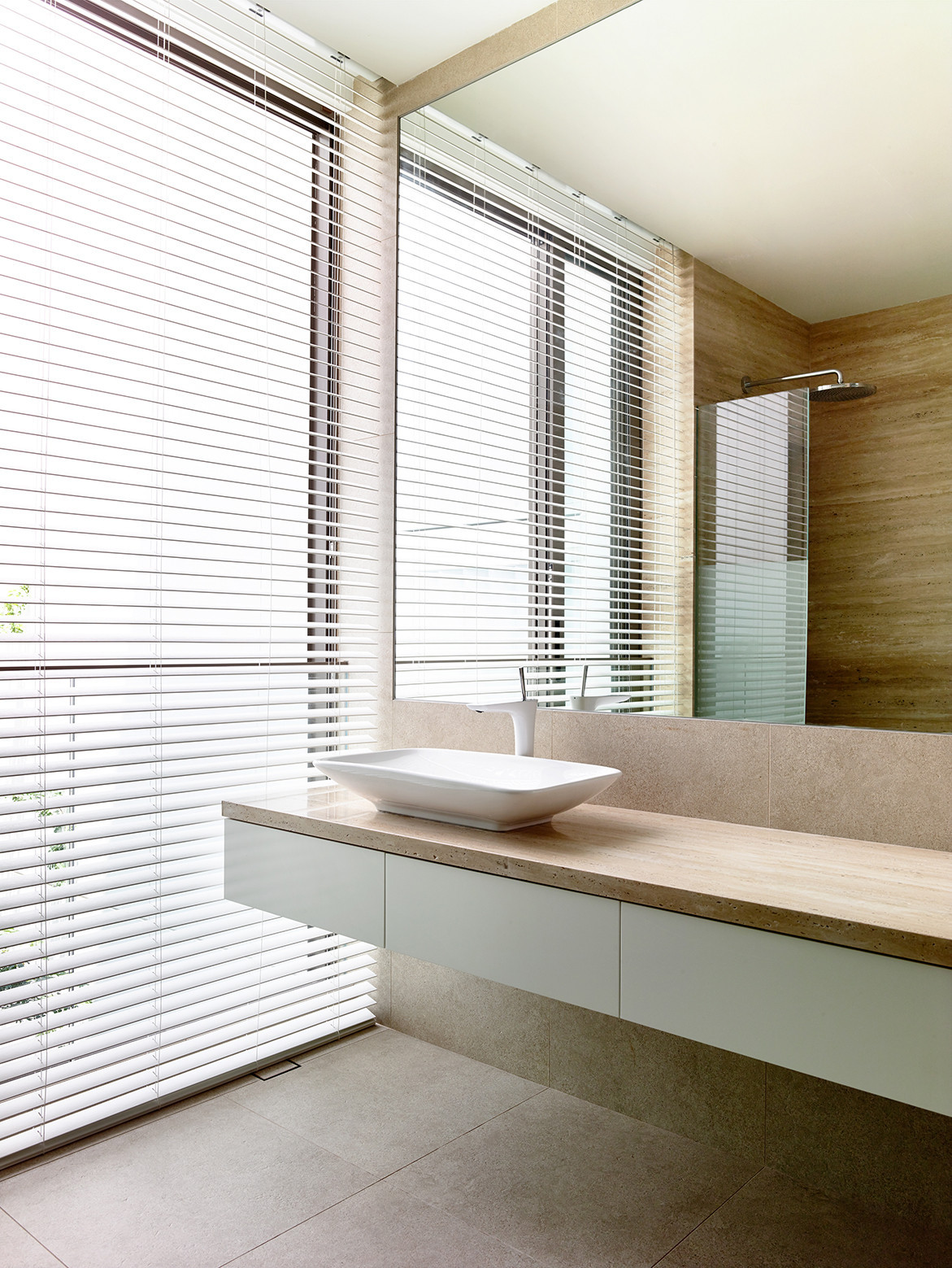 Không gian phòng tắm sinh động với ánh sáng tự nhiên.