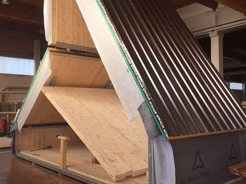 Nhà lắp ráp MADi của kiến trúc sư Renato Vidal là một căn hộ có thể xếp gấp mà chi phí chỉ khoảng hơn 700 triệu đồng.