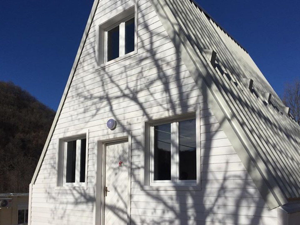 Giải pháp cho vấn đề này là những mô hình ngôi nhà lắp ráp hiện đại được thiết kế bởi kiến trúc sư người Italia Renato Vidal.