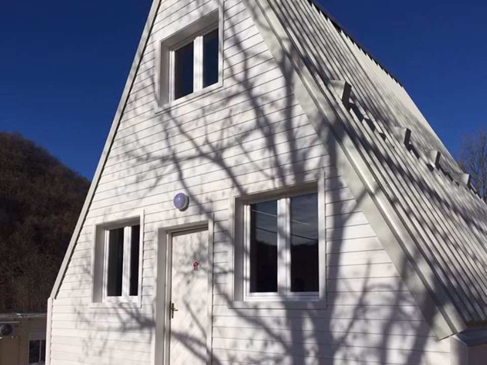 Giải pháp cho vấn đề này là những mô hình ngôi nhà lắp ráp hiện đại được thiết kế bởi kiến trúc sư người Italia Renato Vidal.