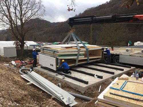 Khung và nguyên vật liệu xây nhà được sản xuất cẩn thận tại một nhà máy ở Italia và vận chuyển tới nơi cần lắp ráp.