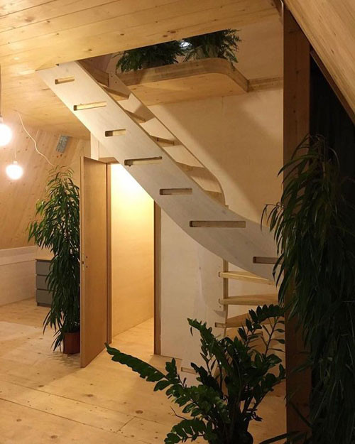 Cầu thang xoắn dễn lên phòng ngủ.