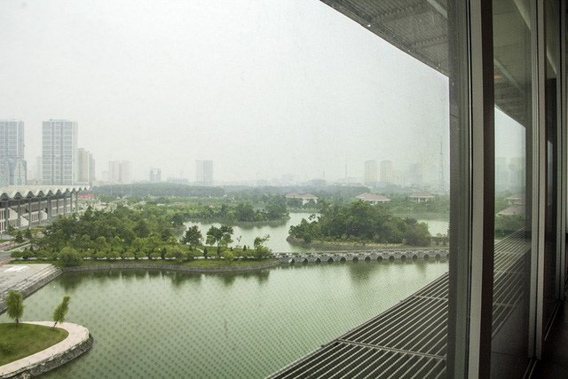 Nằm trên diện tích đất 6,3 ha, khách sạn kết cấu theo kiểu đường xoắn ốc, hướng về phía mặt hồ nước. Ảnh: Booking.