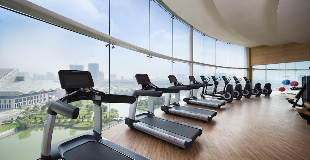 Bên trong khách sạn còn có phòng tập gym với thiết bị hiện đại. Ảnh: Booking.