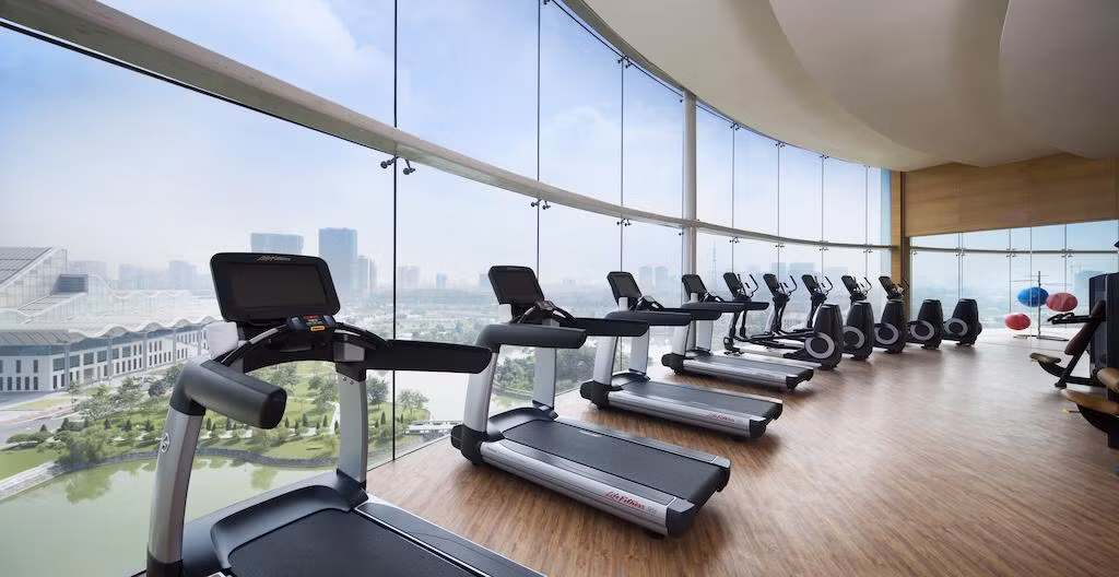 Bên trong khách sạn còn có phòng tập gym với thiết bị hiện đại. Ảnh: Booking.