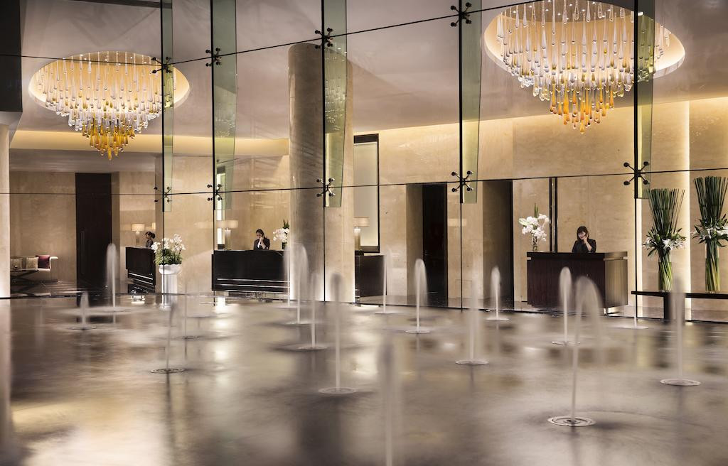 JW Marriott Hanoi được xây dựng chủ yếu bằng chất liệu kính và gỗ, tạo nên sự ấm áp và sang trọng. Ảnh: Booking.