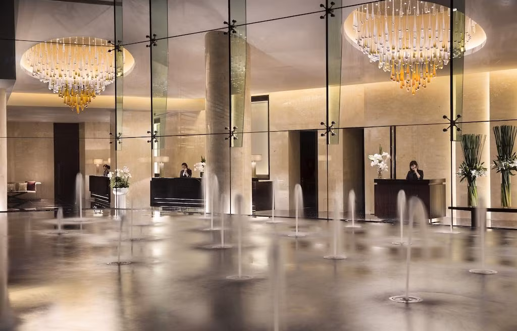 JW Marriott Hanoi được xây dựng chủ yếu bằng chất liệu kính và gỗ, tạo nên sự ấm áp và sang trọng. Ảnh: Booking.