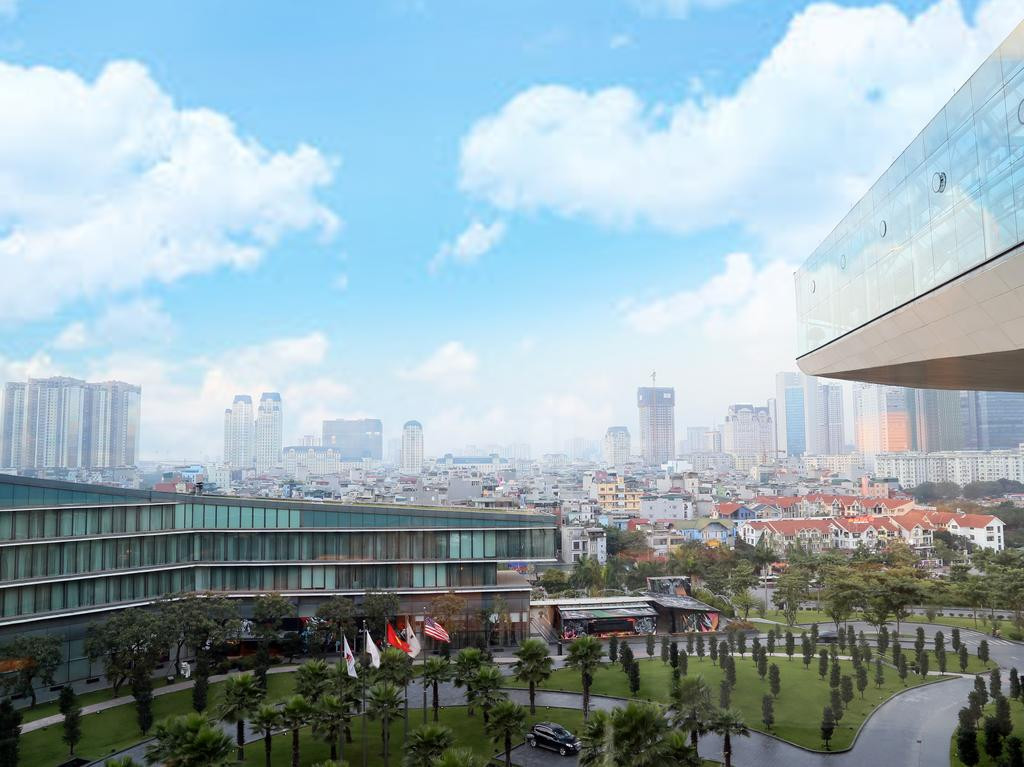 Khuôn viên xung quanh khu vực khách sạn JW Marriott Hanoi khá thoáng đãng, ít nhà cao tầng. Ảnh: Booking.