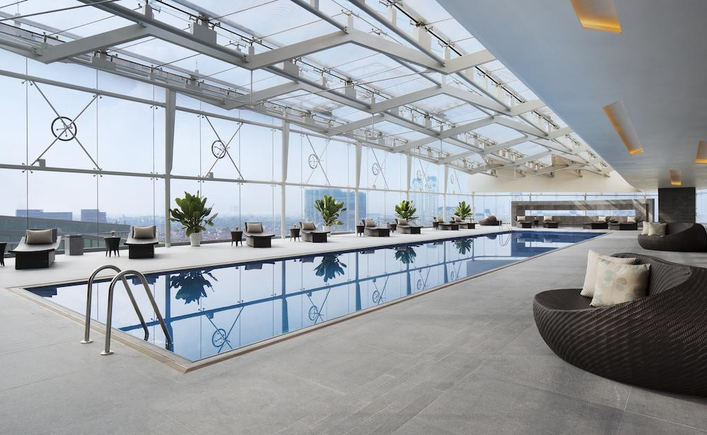 Bể bơi lớn trong nhà. Ảnh: Booking.