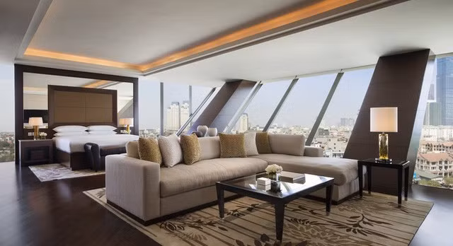 Phòng ngủ với nhiều cửa kính lớn đón ánh sáng tự nhiên, có rèm kéo để đảm bảo sự riêng tư. Ảnh: Booking.