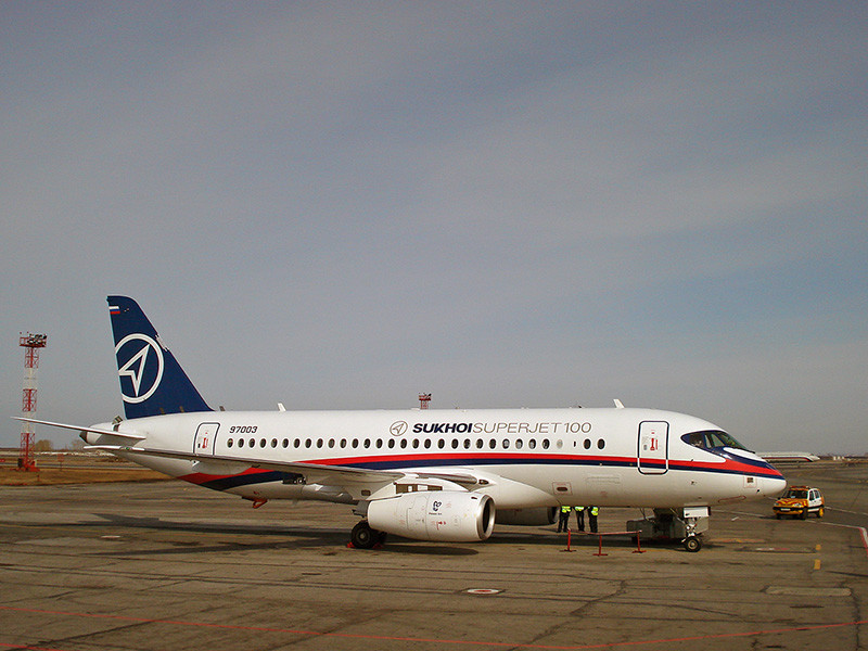 Sukhoi Superjet 100 (SSJ100) là máy bay phản lực loại 75-95 chỗ, do bộ phận chế tạo máy bay dân sự của Sukhoi cộng tác với một số hãng hàng không phương Tây phát triển. Ảnh: Wiki.