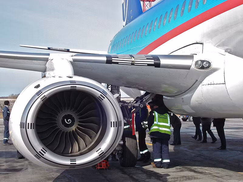 Năm 2012, giá một chiếc máy bay SSJ100 dao động từ 31-35 triệu USD. Đến 2018, giá của SSJ100 đã tăng lên 50 triệu USD. Ảnh: Wiki.