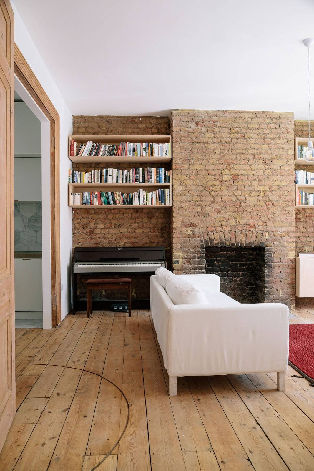 Gỗ thông nguyên bản khẳng định vẻ đẹp tao nhã trong phòng khách.