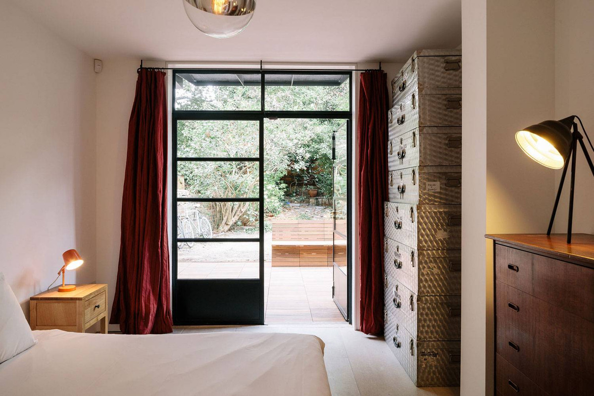 Phòng ngủ tầng 1 có tầm nhìn hướng ra khu vườn.