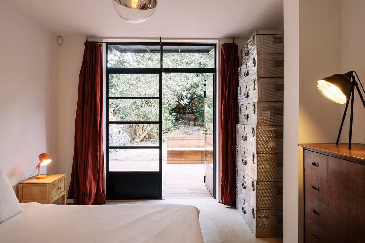 Phòng ngủ tầng 1 có tầm nhìn hướng ra khu vườn.