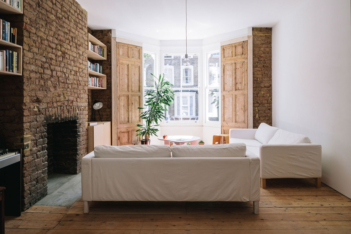 Được cải tạo từ một công trình nhiều năm tuổi, ngôi nhà không bị phá bỏ hoàn toàn kiến trúc cũ mà vẫn giữ lại những dấu ấn đặc trưng của phong cách châu Âu.