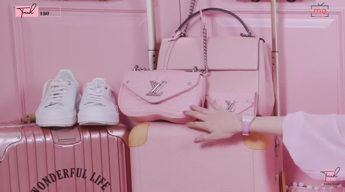 Chịu chơi như siêu mẫu Ngọc Trinh, đã sắm là phải sắm full set màu hồng từ vali, túi xách, ví... từ thương hiệu Louis Vuitton.