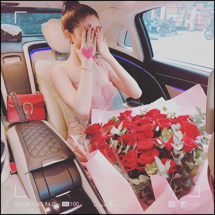 Váy ren nữ tính được cô mix cùng túi xách đỏ nổi bật của Gucci.