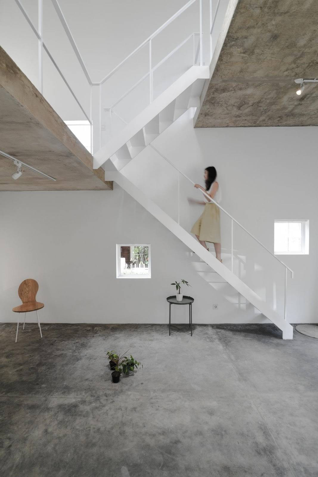 Mỗi tầng trong nhà là một phòng, được phân tách bởi cầu thang thay vì tường ngăn.