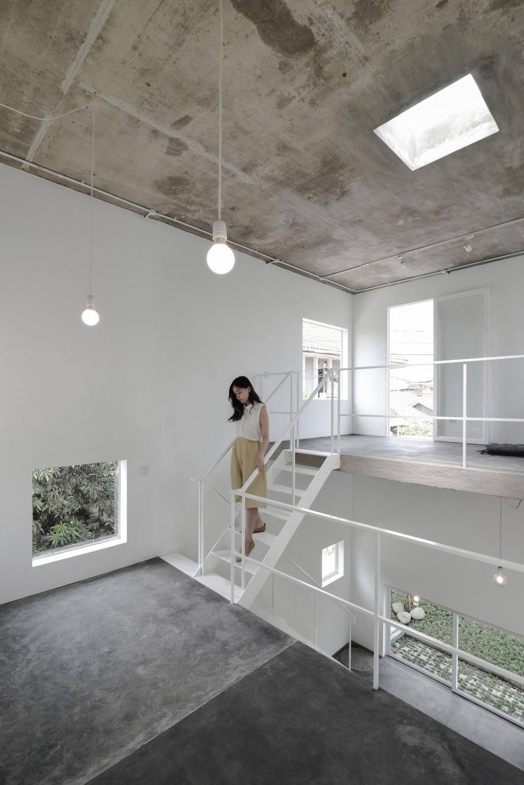 Cầu thang thép không gỉ kết nối các tầng với nhau.