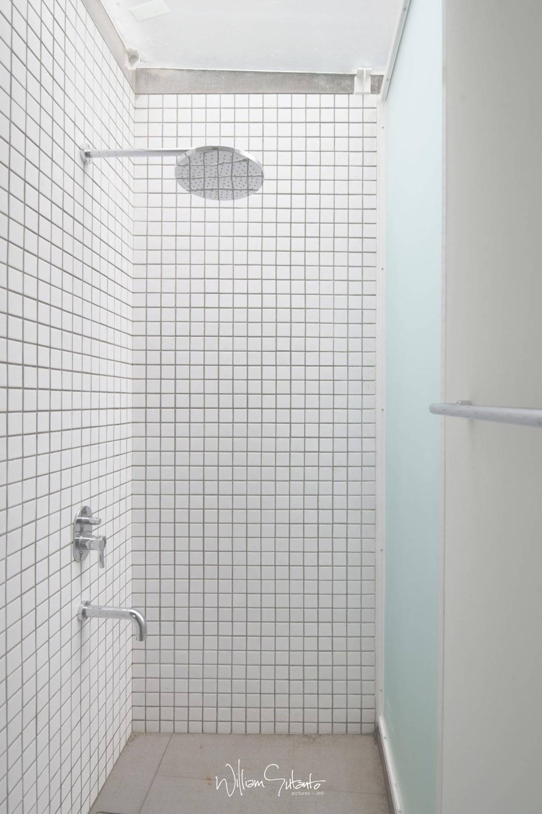 Phòng tắm cũng mang nét tối giản như phong cách chủ đạo của căn nhà.