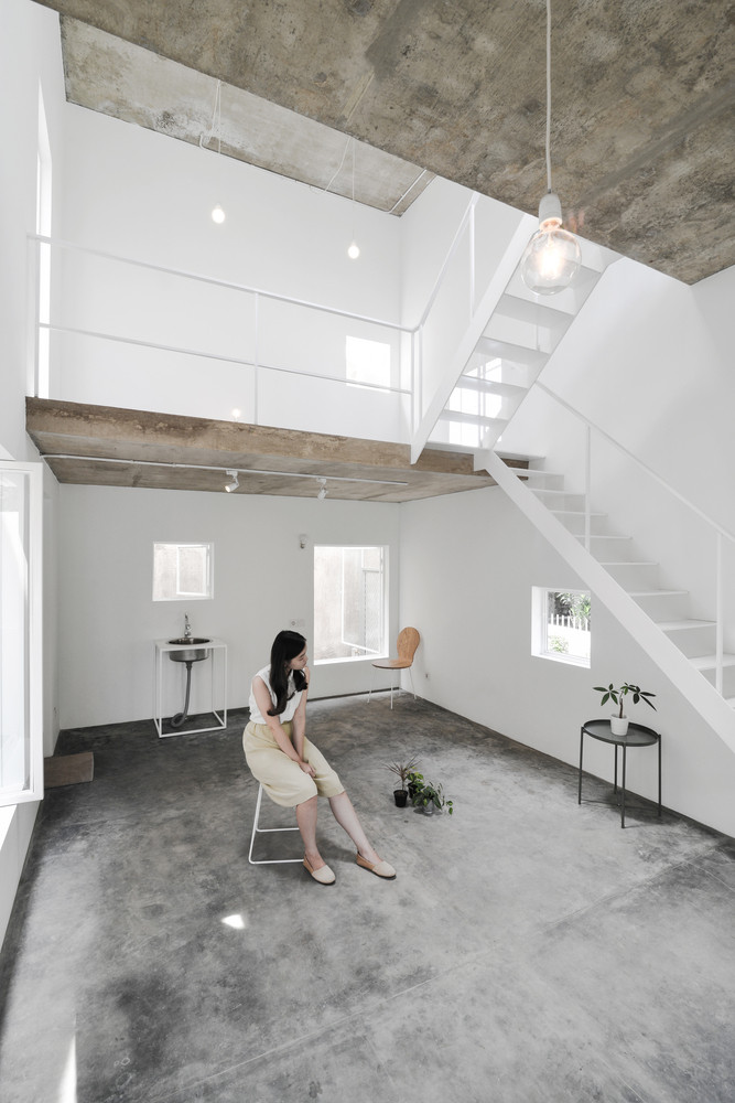 Không gian bên trong không lớn nên kiến trúc sư chọn cách loại bỏ toàn bộ những bức tường ngăn không cần thiết.