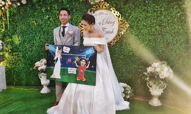 Chiều 23/4, tiền vệ Đỗ Hùng Dũng tổ chức tiệc cưới với mối tình đầu của mình là cô dâu Triệu Mộc Trinh tại Hà Nội. Ảnh: Zing.