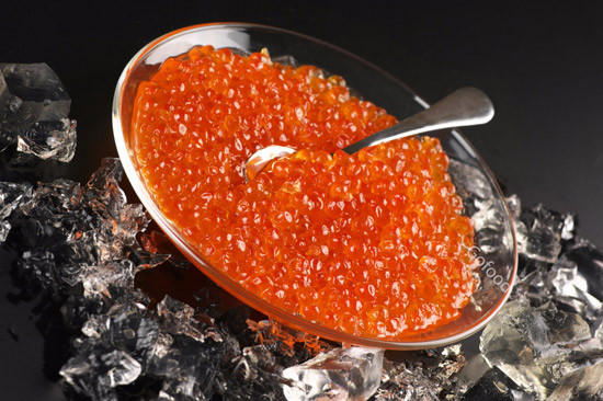 Cá hồi vốn là là một loài cá quý, ngon và được ưa chuộng khắp thế giới. Vì thế, trứng cá hồi cũng là một thực phẩm xa xỉ. Ảnh: Gofood.