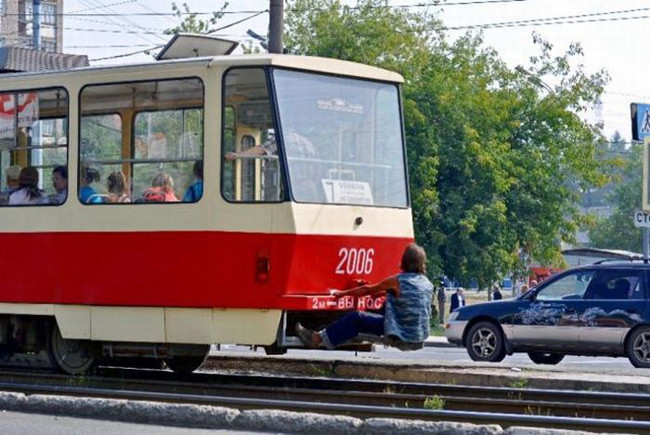 Các đi ké tàu không mất tiền mà còn được ngắm cảnh đẹp.