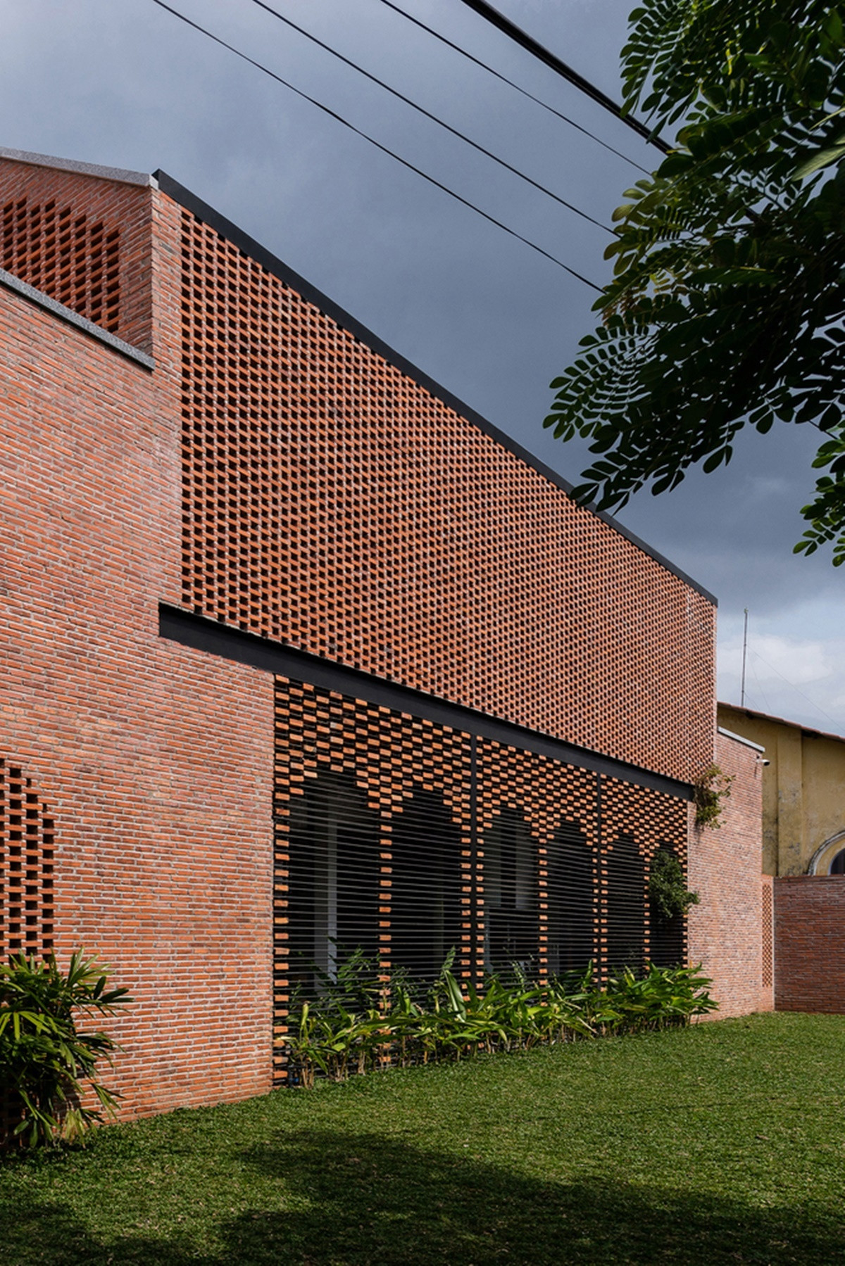 Gạch tạo thành một lớp che bên ngoài để bảo vệ toàn bộ ngôi nhà.