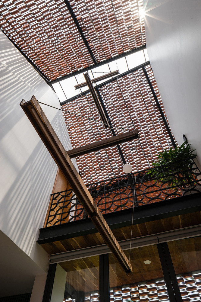 Các khoảng đệm như hành lang, mái hiên, thông tầng, ánh sáng và không khí bên trong được luân chuyển.