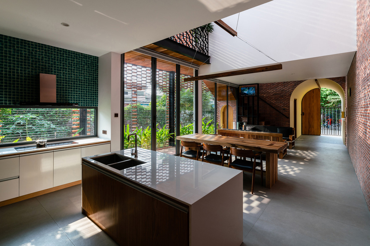 Nhà bếp ấm cúng với màu đỏ của gạch mộc.