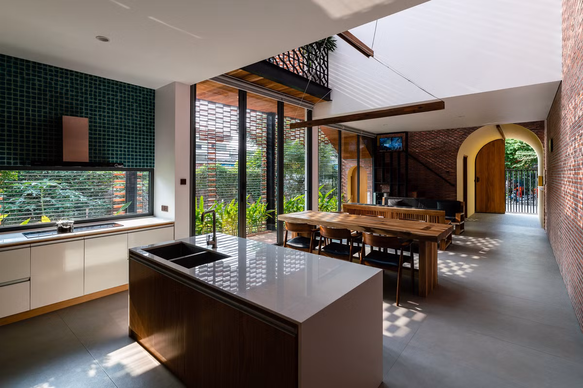 Nhà bếp ấm cúng với màu đỏ của gạch mộc.