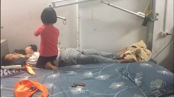 Be gai mot minh cham soc cha liet tu chi khien dan mang cam dong