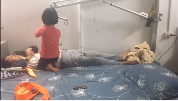 Be gai mot minh cham soc cha liet tu chi khien dan mang cam dong