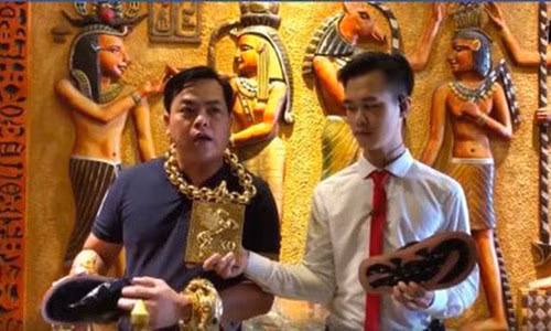 Trần Ngọc Phúc còn đăng clip rao bán đôi dép da cá sấu có gắn vàng khiến nhiều người xôn xao. Ảnh: Đất Việt.