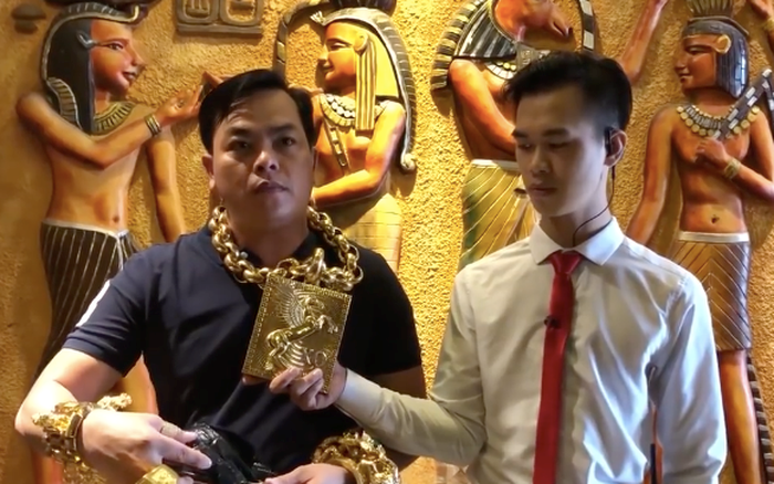 Trong clip rao bán, Phúc XO đeo khá nhiều trang sức gồm dây chuyền cỡ đại, nhẫn cùng vòng tay vàng. Ảnh: Dân Việt.