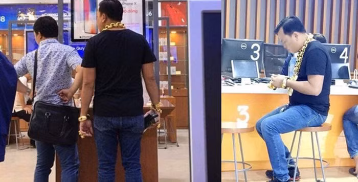 Trần Ngọc Phúc cũng từng gây xôn xao dư luận bởi đeo vàng nặng trĩu cổ và tay, đi mua điện thoại. Ảnh: GiadinhVN.