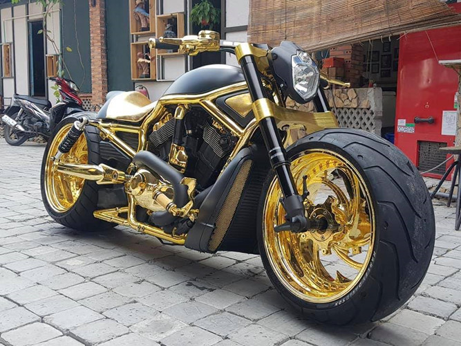 Phúc đã chi tới hơn 1,5 tỷ đồng để mạ vàng 3 xe mô tô. Ảnh: Tinmoi.